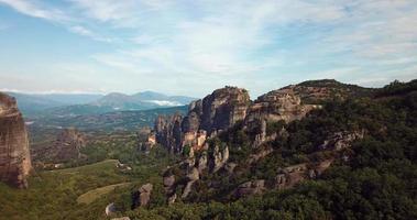 vista aérea das montanhas e mosteiros de meteora na grécia video