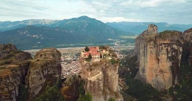 vista aérea de las montañas y los monasterios de meteora en grecia video