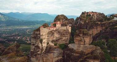 aereo Visualizza di il montagne e meteora monasteri nel Grecia video