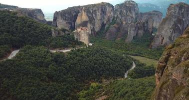 aereo Visualizza di il montagne e meteora monasteri nel Grecia video