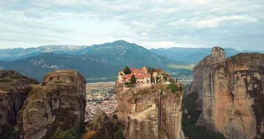 vista aérea de las montañas y los monasterios de meteora en grecia video