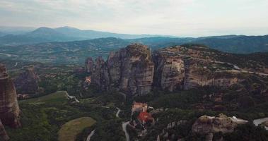 vista aérea das montanhas e mosteiros de meteora na grécia video