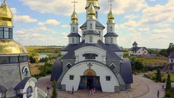 parque paisajístico, iglesia de st. eugenio, vista aérea. video