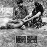 pareja india posando para una sesión de fotos de maternidad. la pareja está posando en un césped con hierba verde y la mujer está faluntando su panza en el jardín lodhi en nueva delhi, india