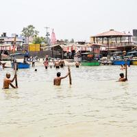 garh mukteshwar, uttar pradesh, india - 11 de junio de 2022 - la gente está tomando un baño sagrado con motivo de nirjala ekadashi, una vista de garh ganga brij ghat, que es un lugar religioso muy famoso para los hindúes foto