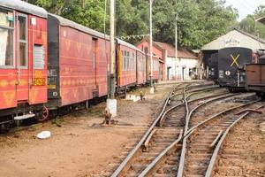 vista del vagón de tren de juguete desde el medio de la vía férrea durante el día cerca de la estación de tren de kalka en india, vista del vagón de tren de juguete, unión ferroviaria india, industria pesada foto