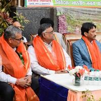 delhi, india, 02 de diciembre de 2022 - partidario del bjp del partido bharatiya janata durante un mega road show en apoyo del candidato del bjp pankaj luthara para presentar documentos de nominación antes de las elecciones del organismo local mcd 2022 foto