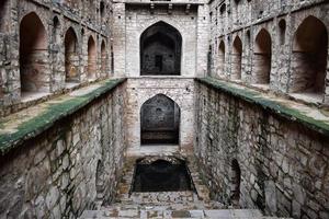 agrasen ki baoli paso bien situado en el medio de connaught colocado nueva delhi india, antigua construcción de arqueología antigua foto