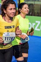 nueva delhi, india - 16 de octubre de 2022 - carrera de media maratón de vedanta delhi después de covid en la que los participantes del maratón están a punto de cruzar la línea de meta, media maratón de delhi 2022 foto