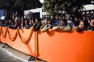 nueva delhi, india - 16 de enero de 2023 - miles de personas reunidas durante el primer ministro narendra modi bjp road show, personas durante el gran mitin electoral de pm modi en la capital foto