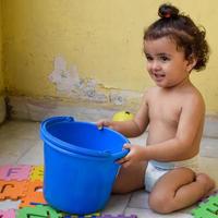 lindo niño shivaay sapra en el balcón de la casa durante el verano, dulce sesión de fotos de niño pequeño durante el día, niño pequeño disfrutando en casa durante la sesión de fotos