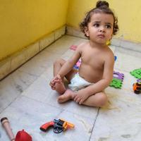 lindo niño shivaay sapra en el balcón de la casa durante el verano, dulce sesión de fotos de niño pequeño durante el día, niño pequeño disfrutando en casa durante la sesión de fotos