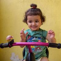 lindo niño shivaay sapra en el balcón de la casa durante el verano, dulce sesión de fotos de niño pequeño durante el día, niño pequeño disfrutando en casa durante la sesión de fotos