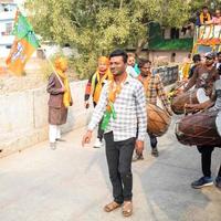 delhi, india, 02 de diciembre de 2022 - partidario del bjp del partido bharatiya janata durante un mega road show en apoyo del candidato del bjp pankaj luthara para presentar documentos de nominación antes de las elecciones del organismo local mcd 2022 foto