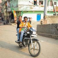 delhi, india, 02 de diciembre de 2022 - partidario del bjp del partido bharatiya janata durante un mega road show en apoyo del candidato del bjp pankaj luthara para presentar documentos de nominación antes de las elecciones del organismo local mcd 2022 foto