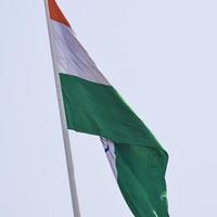 bandera india ondeando alto en connaught place con orgullo en el cielo azul, bandera india ondeando, bandera india el día de la independencia y el día de la república de la india, tiro inclinado, ondeando la bandera india, har ghar tiranga foto