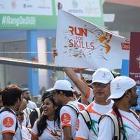 nueva delhi, india - 16 de octubre de 2022 - carrera de media maratón de vedanta delhi después de covid en la que los participantes del maratón están a punto de cruzar la línea de meta, media maratón de delhi 2022 foto