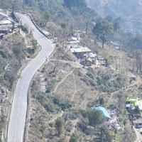 vista aérea superior de los vehículos de tráfico que circulan por las carreteras de las montañas en nainital, uttarakhand, india, vista desde la parte superior de la montaña para el movimiento de los vehículos de tráfico foto