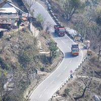 vista aérea superior de los vehículos de tráfico que circulan por las carreteras de las montañas en nainital, uttarakhand, india, vista desde la parte superior de la montaña para el movimiento de los vehículos de tráfico foto