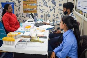 delhi, india - 19 de noviembre de 2022 - el campo básico de control de salud de rutina ha sido organizado por médicos especializados del hospital max, paciente en el control de salud anual, médico que realiza el control de salud al paciente foto