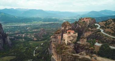 vista aérea das montanhas e mosteiros de meteora na grécia video