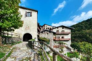 llegando a cornello dei tasso. antiguo pueblo del valle de brembana bérgamo italia foto