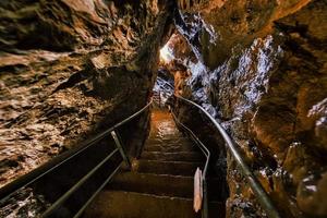 visitas espeleológicas en cuevas de piedra caliza en las estribaciones italianas foto