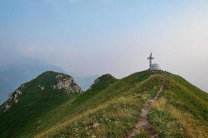 cumbre del monte due mani con vivaque locatelli milani scaioli foto