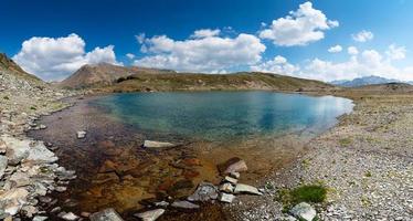 pequeño lago de montaña foto