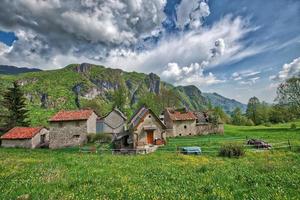 pequeño pueblo rural de los alpes de bergamo en el valle de taleggio. donde se produce el queso foto