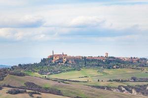 paisaje toscano con el pueblo de pienza foto