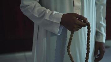 eine muslimische hände mit weißer kleidung beten an und beten zum gott während der morgendämmerung video