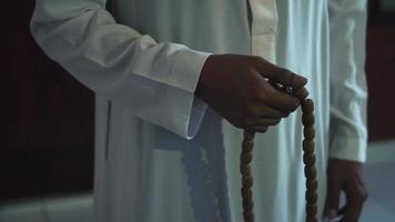 manos musulmanas con ropa blanca adoran y rezan al dios durante el amanecer video