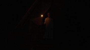 un homme musulman debout seul tout en tenant une torche de feu de bambou dans la nuit noire video