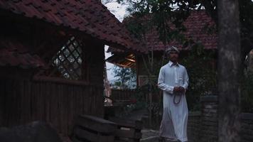 ein hübscher muslimischer mann, der in der morgendämmerung einsam in weißer kleidung spaziert video
