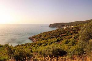 vista del amanecer al arco de san felice - un arco de piedra caliza formado naturalmente arco e torre di san felice cerca de la ciudad de vieste foto