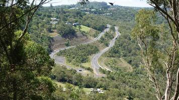 vista de la autopista desde la cima de la montaña en la región de toowoomba, queensland, australia. foto