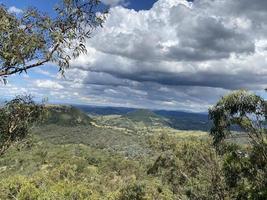 vista del cielo nublado en la cima de la montaña en el mirador del punto de picnic de toowoomba en la cresta de la gran cordillera divisoria, alrededor de 700 metros 2,300 pies sobre el nivel del mar, queensland, australia. foto