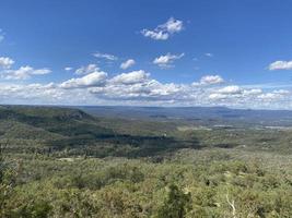 vista del cielo nublado en la cima de la montaña en el mirador del punto de picnic de toowoomba en la cresta de la gran cordillera divisoria, alrededor de 700 metros 2,300 pies sobre el nivel del mar, queensland, australia. foto