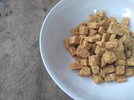 comida famosa de la cocina javanesa, tempe o tempeh hecha de proceso de fermentación que une la soja en forma de pastel, cortada y frita. famoso en indonesia y malasia foto