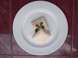 el tofu en el plato blanco se ve delicioso foto