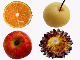 diseño creativo hecho de frutas. endecha plana manzana, piña, limón, naranja, lima, sobre el fondo blanco. foto