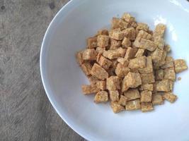 comida famosa de la cocina javanesa, tempe o tempeh hecha de proceso de fermentación que une la soja en forma de pastel, cortada y frita. famoso en indonesia y malasia foto