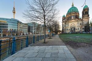 catedral de berlín y torre de televisión con río spree foto