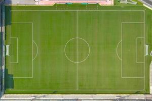 campo de fútbol fotografiado por drones verticalmente foto
