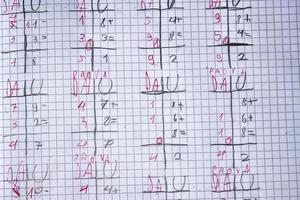 cálculos matemáticos de un niño de escuela primaria foto