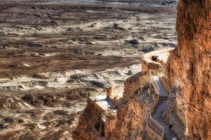 ruinas de masada con el desierto de la depresión del mar muerto al fondo
