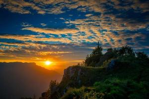 cruz de la cumbre al atardecer foto