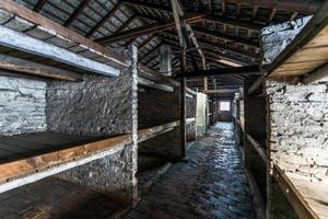 Dentro de un cuartel del campo de concentración nazi auschwitz birkenau foto