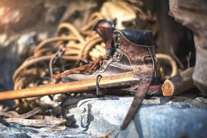 piolet y botas y cuerda de alpinismo vintage foto